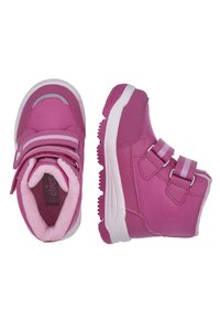 Botas infantiles rosas con parte superior sintética, suela blanca, correas de velcro y un forro suave. Presenta un cuello acolchado y una suela texturizada.