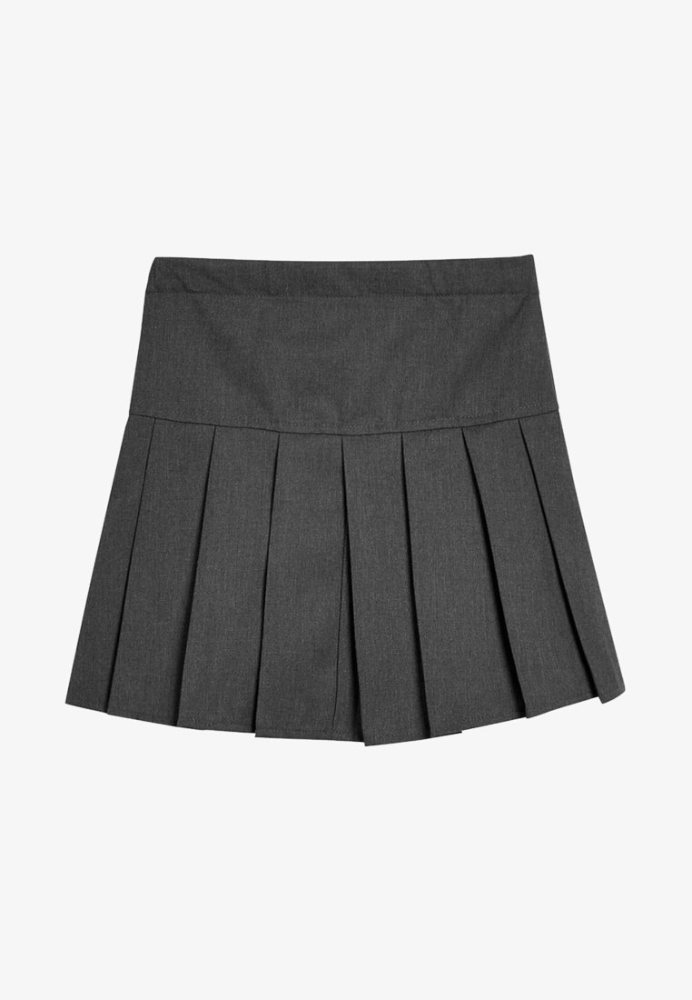Mini-jupe plissée gris foncé avec une large ceinture, présentant des plis plats régulièrement espacés autour de la partie inférieure.