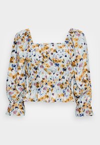 Blouse fleurie avec un col carré et des manches bouffantes. Tissu bleu clair avec des motifs floraux jaunes, roses et bleu marine. Détail de taille smockée.