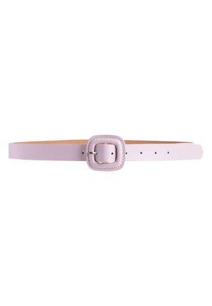 Ceinture en cuir lilas avec une boucle carrée et plusieurs trous de réglage, présentée à plat sur fond blanc.