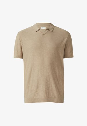 Beige kurzärmliges Strick-Poloshirt mit weichem Kragen und dezent geripptem Saum, vor einem schlichten weißen Hintergrund präsentiert.