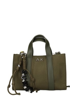 Piccola borsa a mano verde oliva con doppi manici, dettagli in pelle, logo in metallo e perline decorative nere e argento su cordoncino attaccato.