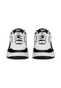 Adidași Reebok albi și negri cu șireturi, văzuți din față, pe un fundal alb, subliniind logo-ul mărcii de pe limba adidașilor.