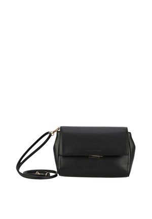 Bolso bandolera negro hecho de cuero sintético texturizado. Presenta un cierre de solapa, herrajes en tono dorado y una correa ajustable. Forma rectangular compacta.