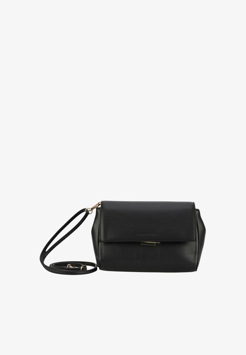 Bolso bandolera negro hecho de cuero sintético texturizado. Presenta un cierre de solapa, herrajes en tono dorado y una correa ajustable. Forma rectangular compacta.