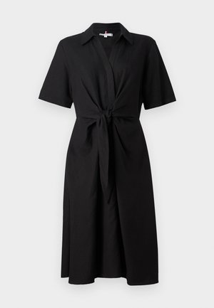 Schwarzes Hemdkleid aus leichtem Material, mit kragenlosem Ausschnitt, kurzen Ärmeln, einem vorderen Bindeband in der Taille und einem ausgestellten Rock.