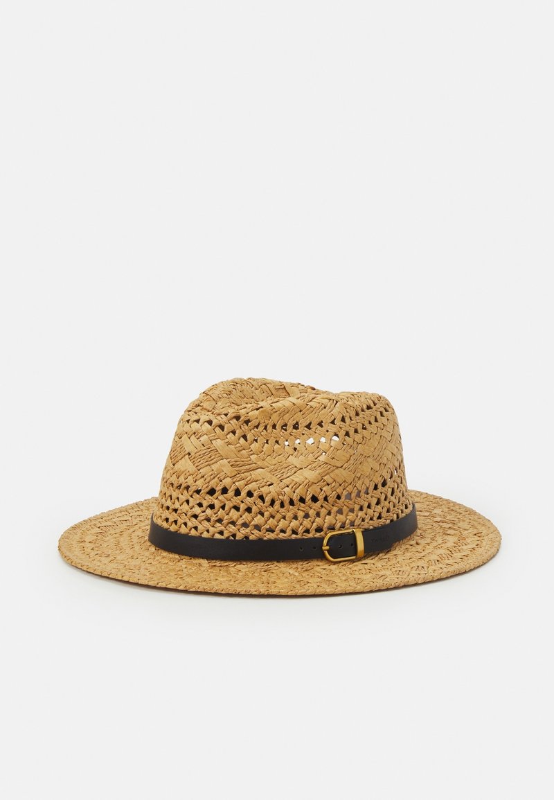 Chapeau fedora en paille tissée avec un large bord et un bandeau en cuir noir orné d'une petite boucle dorée, sur fond blanc.