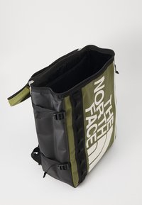 The North Face BASE CAMP FUSE BOX - Ruksak - forest olive/black