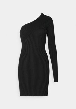 Robe en tricot noir à côtes, présentant un design asymétrique à une épaule, une silhouette ajustée et une longue manche d'un côté.