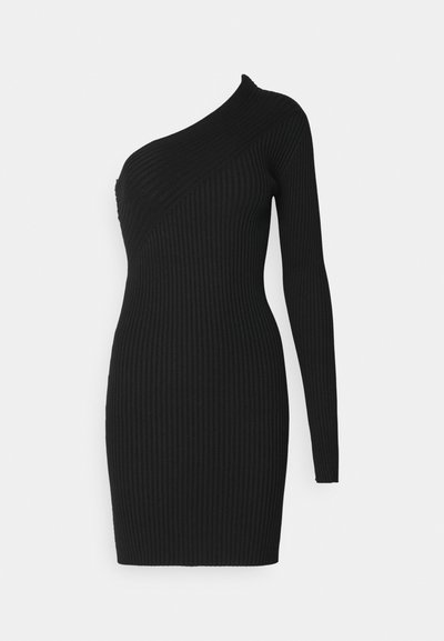 Robe en tricot noir à côtes, présentant un design asymétrique à une épaule, une silhouette ajustée et une longue manche d'un côté.