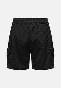Sorte cargo shorts med elastisk talje, der har to sidelommer og en baglomme, lavet af letvægtsstof.