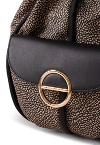 Mochila negra de cuero sintético con un cuerpo de tela estampada. Presenta un cierre de hardware dorado con forma redondeada y una textura suave con un ligero brillo.