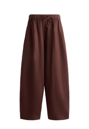 Pantalons marron à jambes larges avec un waistband élastique et un cordon de serrage. Fabriqués en tissu texturé, ils comportent deux poches latérales.