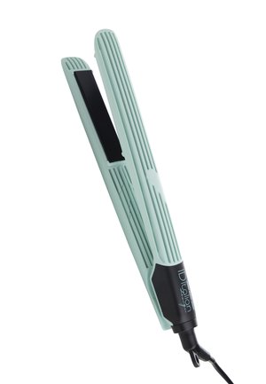 Plancha de pelo verde menta con placas calefactoras negras y cable negro, inclinada sobre fondo blanco.