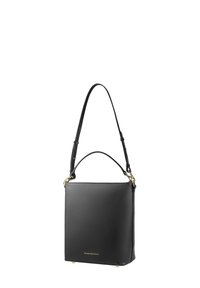 Černá kožená kabelka čtvercového tvaru, se zlatými kovovými doplňky, nastavitelným dlouhým popruhem a logem vpředu. Hladká textura.
