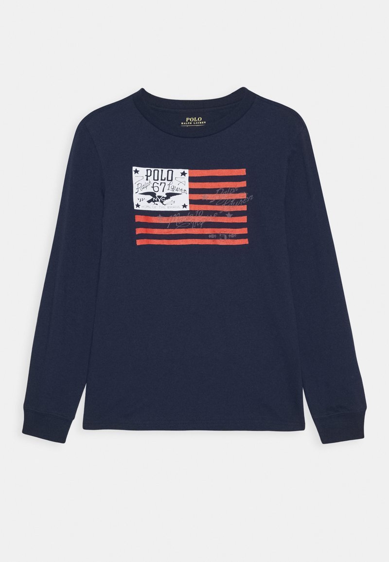 Laivansinis pitkähiha shirt, jossa on punaisia raitoja ja valkoinen suorakulmainen graafinen kuva, jossa on tekstiä ja tähtiä rinnan kohdalla.