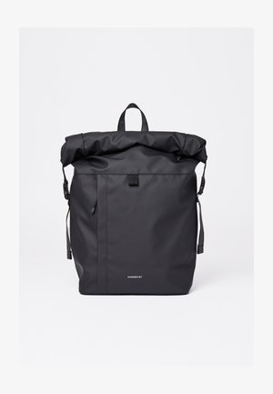 Zwarte rolltop rugzak gemaakt van waterdicht materiaal, voorzien van verstelbare zijkleppen, een voorvak en een logo aan de onderzijde van de voorkant.