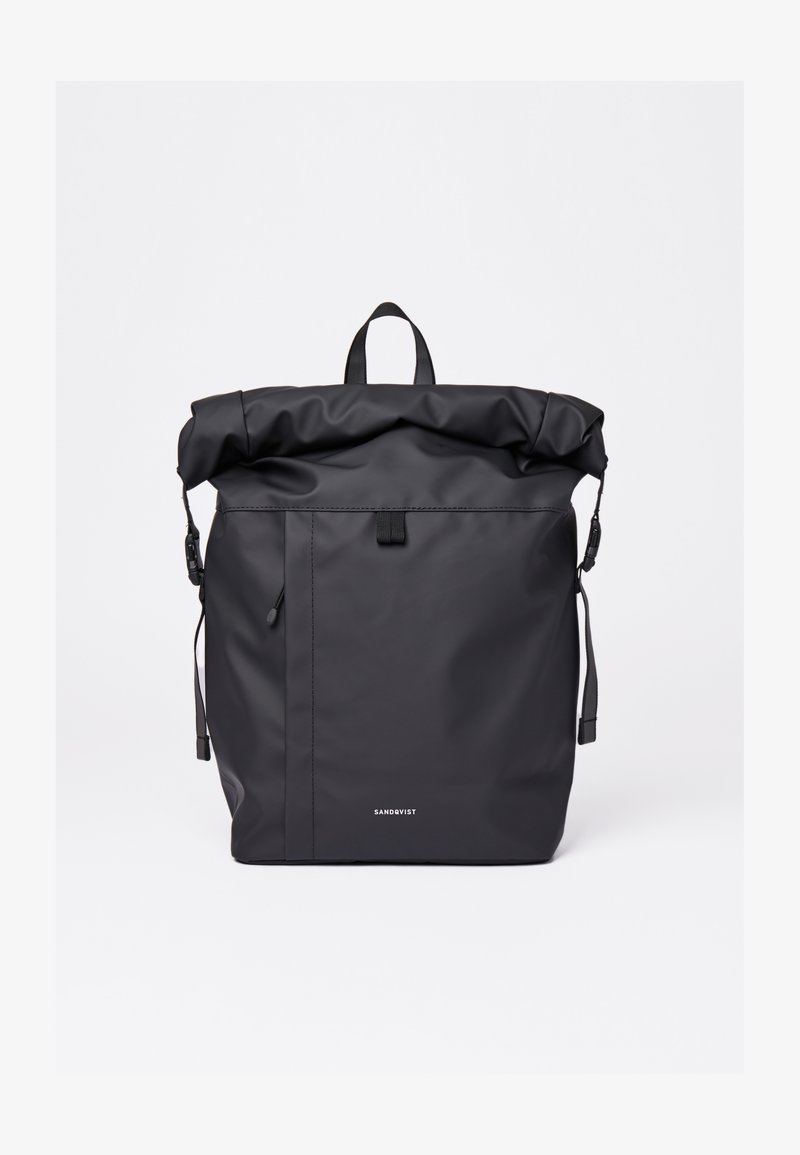 Mochila negra tipo roll-top hecha de material impermeable, con correas laterales ajustables, un bolsillo frontal y un logo en la parte inferior delantera.