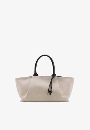 Bolso tote de tela beige con estructura suave, asas negras redondeadas y un cordón negro con detalle de cuentas colgando cerca de las asas.