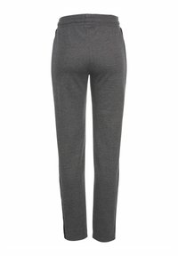 Grau Sweatpants mit einem Kordelzugbund, schmal zulaufenden Beinen, Seitentaschen und schwarzen Seitenstreifenakzenten. Material aus Baumwollmischung. Rückansicht.