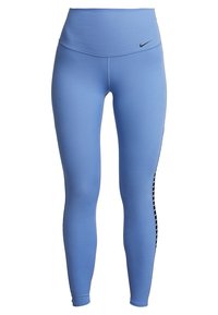Leggings atletici blu con una vita alta, texture liscia e logo Nike nero sul davanti, caratterizzati da accenti a strisce verticali nere sui lati.
