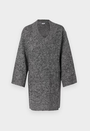 Šedý úpletový sveter s výstrihom do V a dlhými rukávmi, s textúrovaným vzorom a voľným strihom. Neformálny dizajn z mäkkého, hrubého materiálu.