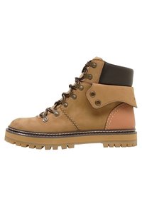 Hnědé kožené botas s polstrovaným límcem, kovovými očky a flexibilní gumovou podrážkou. Obsahuje akcent světlejší hnědé barvy na patě.