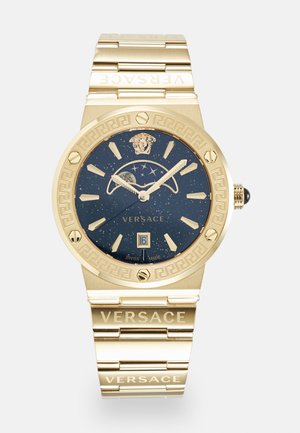 Orologio Versace color oro con quadrante blu marezzato, lunetta con motivo chiave greca e bracciale a maglie solide con il nome del marchio. Inclusa la visualizzazione della data.