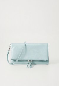 Világoskék bőr borítéktáska sima textúrával, cipzáras záródással, levehető vállpánttal és két bojtos díszítéssel.
