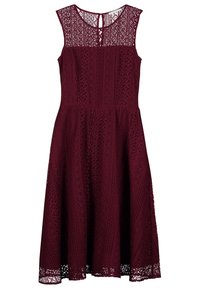 Burgundy spetsklänning med en figurnära midja och utsvängd kjol, som har invecklade mönster och en nyckelhålsknäppning på baksidan.