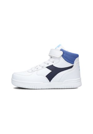 Baskets montantes en matériau synthétique blanc avec des accents navy. Dotées d'un fermoir à lacets et d'une sangle en velcro. Semelle en caoutchouc texturée.