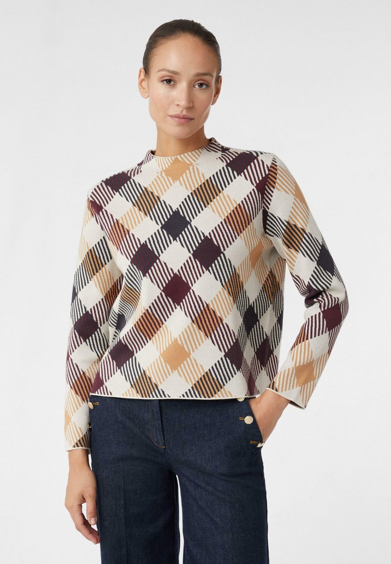 Strickpullover mit einem geometrischen Karomuster in Creme, Dunkelrot, Senfgelb und Schwarz. Hoher Kragen und lange Ärmel. Lässige Passform.