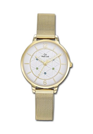 Montre ronde en or avec un cadran blanc, un bracelet en maille et trois accents colorés sur le cadran. Présente de grands marqueurs numériques et une texture lisse.