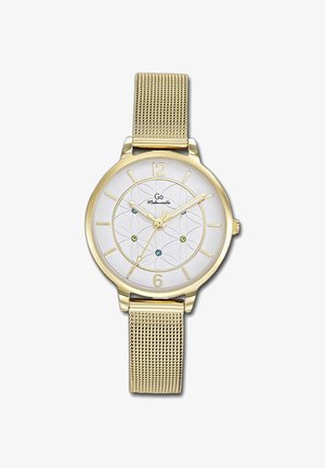 Montre ronde en or avec un cadran blanc, un bracelet en maille et trois accents colorés sur le cadran. Présente de grands marqueurs numériques et une texture lisse.