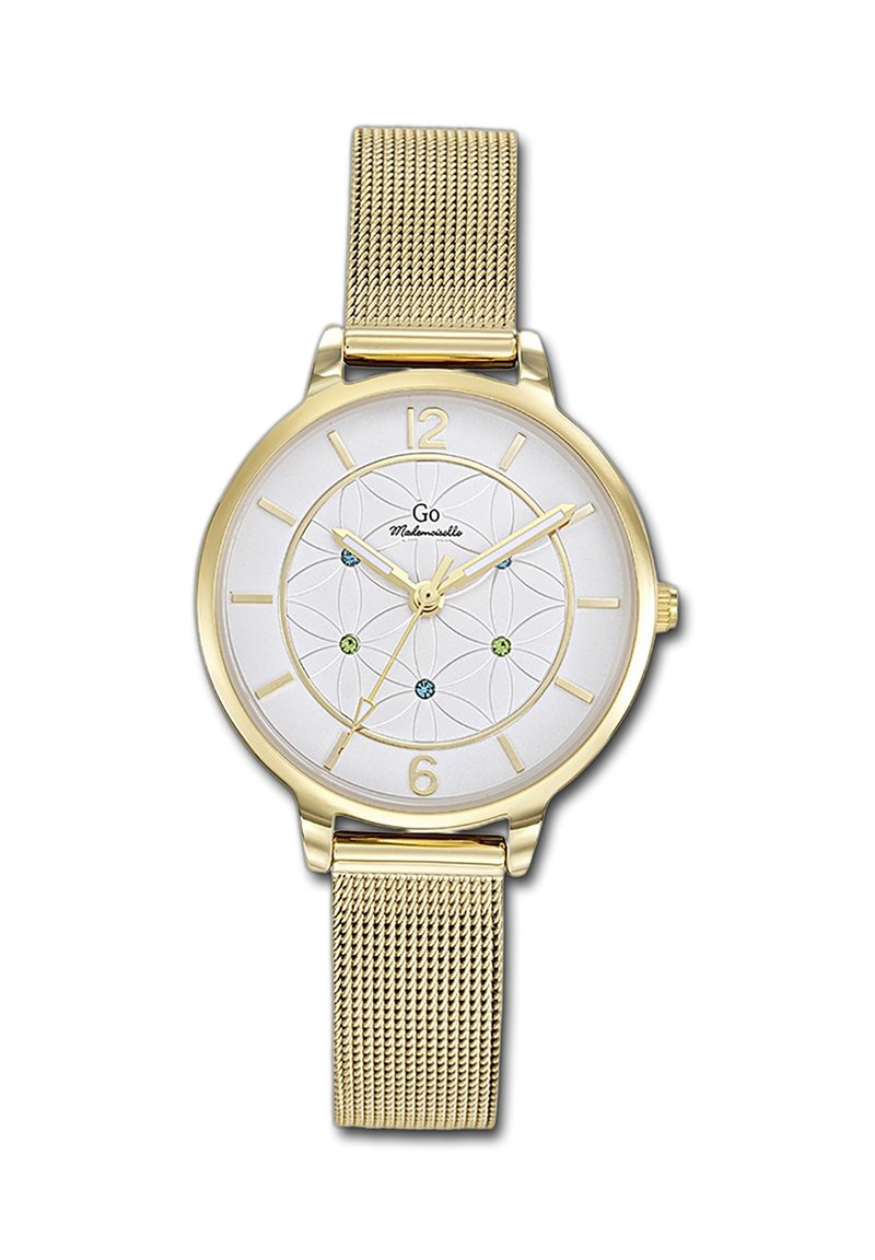 Montre ronde en or avec un cadran blanc, un bracelet en maille et trois accents colorés sur le cadran. Présente de grands marqueurs numériques et une texture lisse.