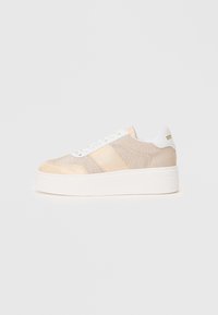 Sneaker platform beige e bianco con lacci bianchi, tomaia in tessuto testurizzato e dettaglio del marchio sul tab sul tallone.