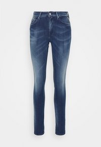 Jeans ajustados en denim azul oscuro, con un lavado descolorido, estilo clásico de cinco bolsillos, pasadores para cinturón y cierre de botón.