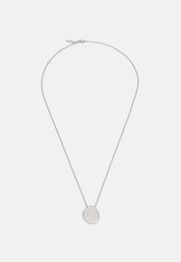 Zilveren ketting met een delicate schakel, met een ovale hanger bezet met kleine sprankelende stenen voor een textuurvolle uitstraling.