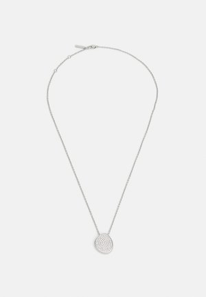 Silberne Halskette mit einer zarten Kette, versehen mit einem ovalen Anhänger, der mit kleinen funkelnden Steinen besetzt ist, um eine strukturierte Optik zu erzeugen.
