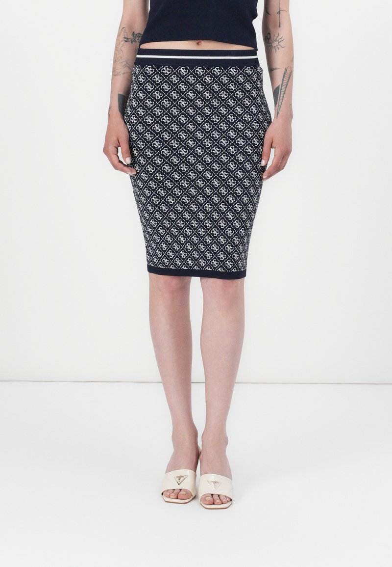 Gonna a sottoveste in maglia con sfondo blu navy e motivo geometrico bianco, vita elasticizzata e vestibilità aderente che si stringe fino al ginocchio.
