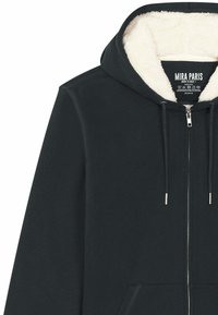 Zwarte hoodiejack met een ritssluiting, voorzien van een zachte witte fleece voering, verstelbare trekkoorden en een kangoeroezak.
