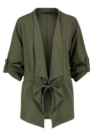 Olivengrüne Jacke aus weichem Stoff, mit einem drapierten, offenen Vorderteil, gerollten Ärmeln mit Knopfdetails und einem gebundenen Bund.