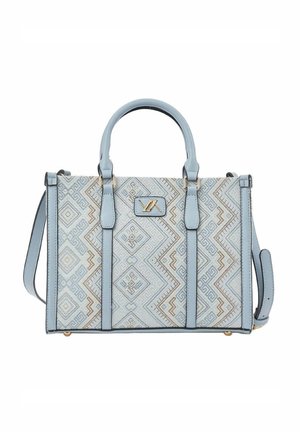 Bolso de mano rectangular azul claro con bordado geométrico, doble asa superior y correa de hombro ajustable, con una pequeña placa de logo en tono dorado.