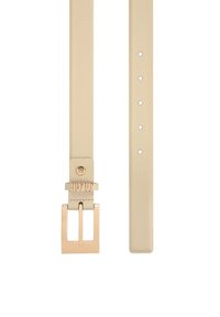 Cinturón de cuero beige con una textura suave, que presenta una hebilla rectangular en tono dorado y cinco agujeros de ajuste para el tamaño.