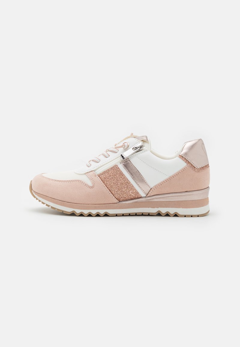 Sneakers z różową zamszową cholewką i białym tekstylnym wierzchem, metalowymi akcentami i teksturowanym fragmentem. Gruba podeszwa z wzorem w zygzak i kontrastującymi sznurówkami.
