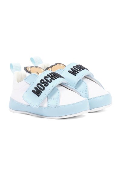Baskets pour tout-petits blanches et bleu clair avec le texte "MOSCHINO" noir sur les brides et des détails de visage d'ours en peluche sur la languette.