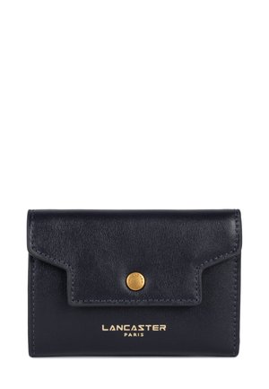 Portafoglio in pelle blu navy con chiusura a scatto magnetico, logo embossato e cuciture in contrasto. Design rettangolare compatto con superficie liscia.