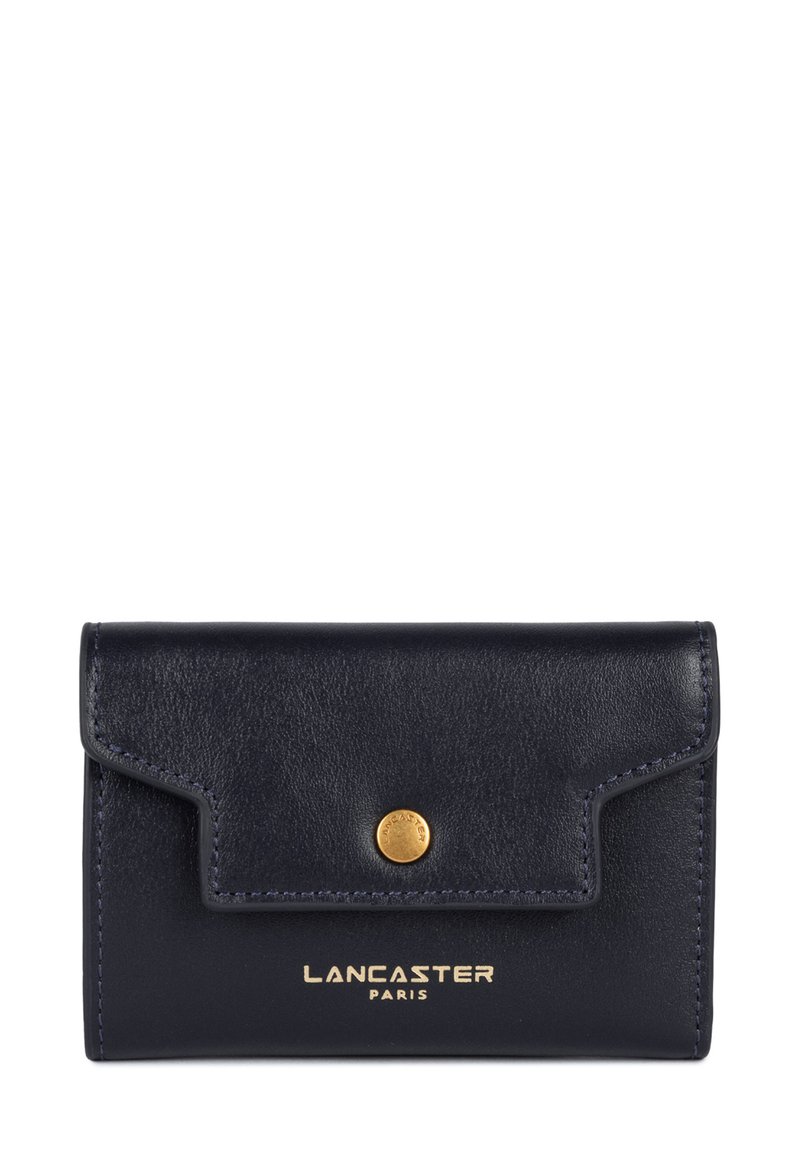 Portafoglio in pelle blu navy con chiusura a scatto magnetico, logo embossato e cuciture in contrasto. Design rettangolare compatto con superficie liscia.