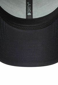 Schwarze Kappe mit gebogenem Schirm. Hergestellt aus strukturiertem Stoff, mit Nähdetails und einem hellgrauen Innenfutter. Markenlogo sichtbar.