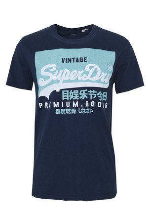 Donkerblauw katoenen T-shirt met korte mouwen, voorzien van een lichtblauwe afbeelding met de tekst "VINTAGE SuperDry PREMIUM GOODS" en Japanse karakters.